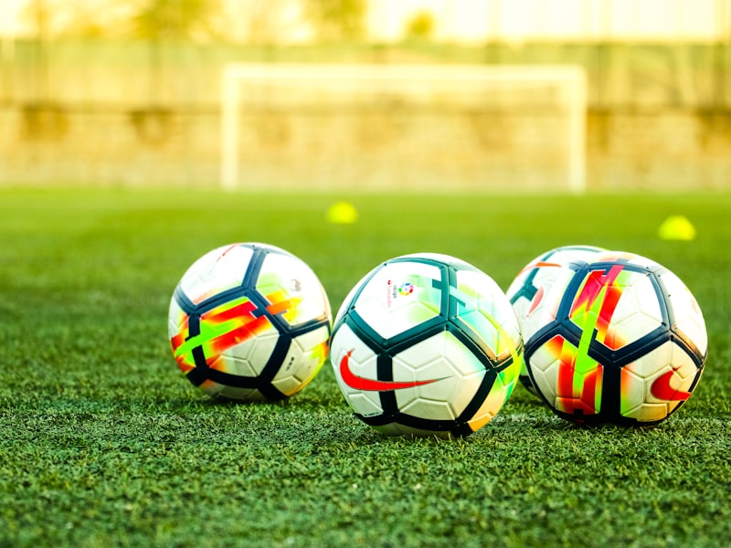 征途国际团队理念图 - 一群不同背景的球迷在体育场看台上共同欢呼，象征着连接与共鸣