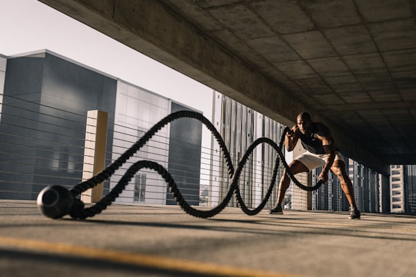 足球运动员在新闻发布会上发言 - 利物浦主帅克洛普表情严肃